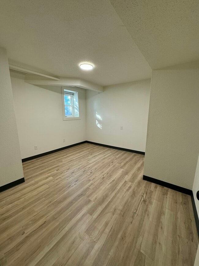 Building Photo - 831 Silver St