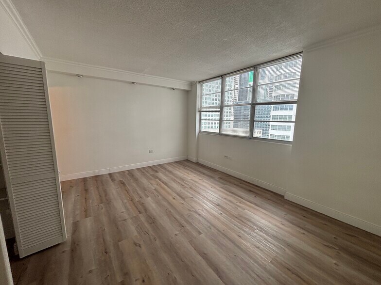 Building Photo - 999 Brickell Bay Dr