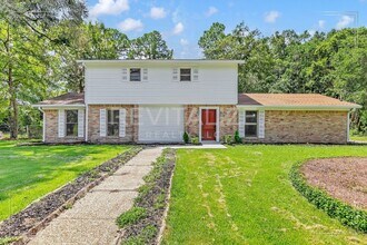 Building Photo - Newly Renovated 3 Bed / 2.5 Bath with Doub...