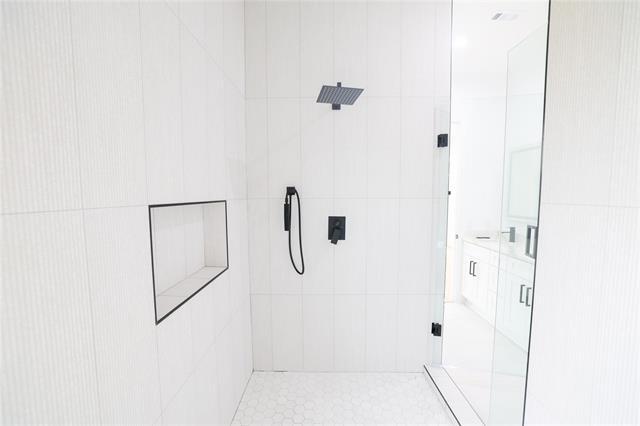 Building Photo - 306 E 7th St