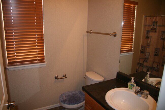 Building Photo - Beautiful 3 bedroom home available with mo...