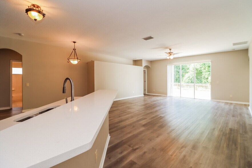 Building Photo - 10445 Meadow Spring Dr