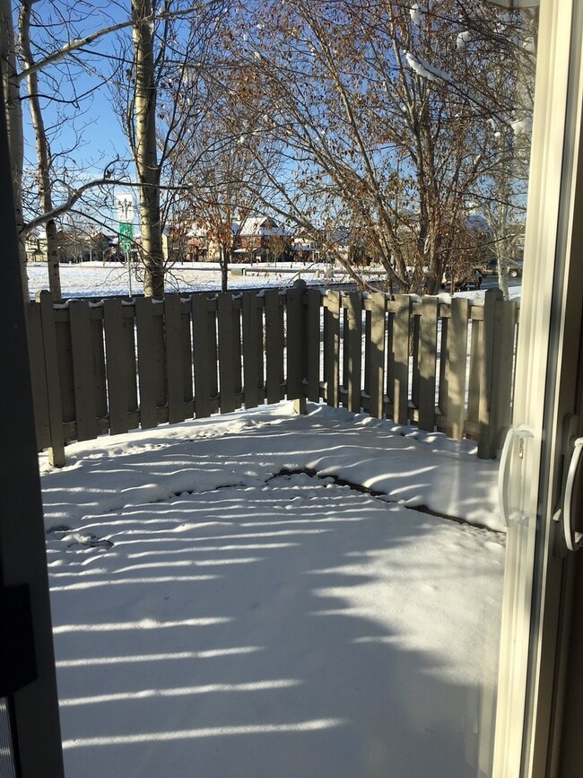 Building Photo - 2 Bedroom, 2 Bathroom Townhouse