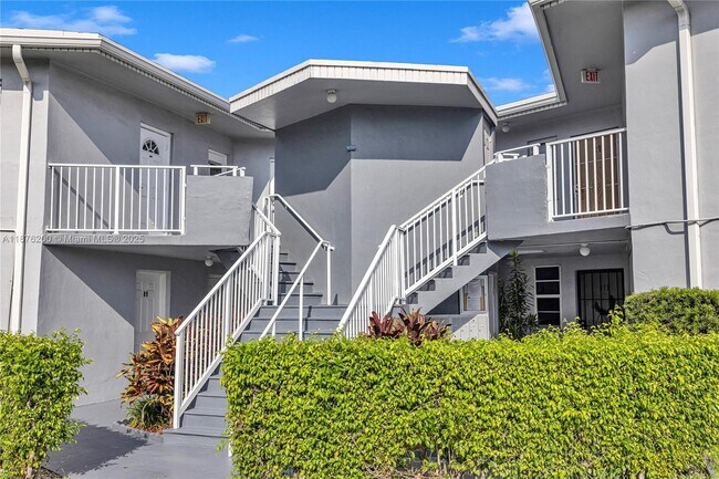 Building Photo - 1659 NE Miami Gardens Dr