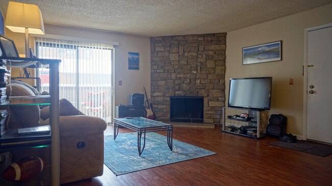 Building Photo - Comfy 2b/2ba with Outdoor Pool!