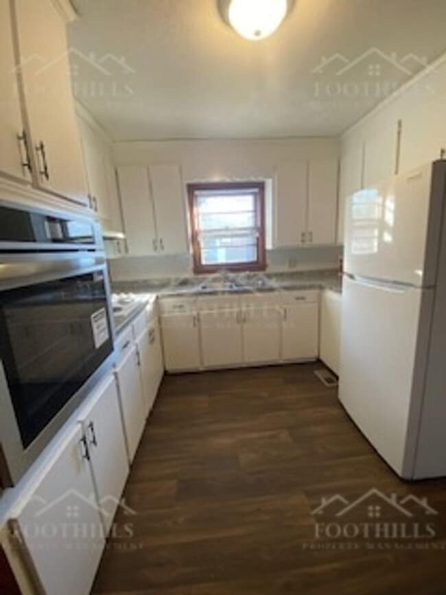 Building Photo - 1010 Belhaven Rd