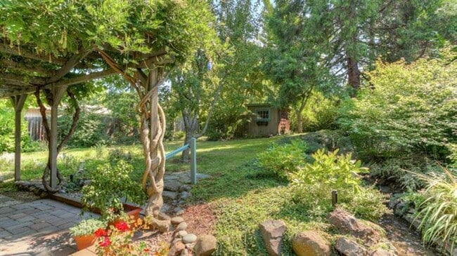Building Photo - Serene 3 bed/2 bath home in beautiful garden setting | Available June