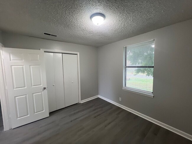 Building Photo - 2 Bedroom, 1 bath, 1 Story Duplex