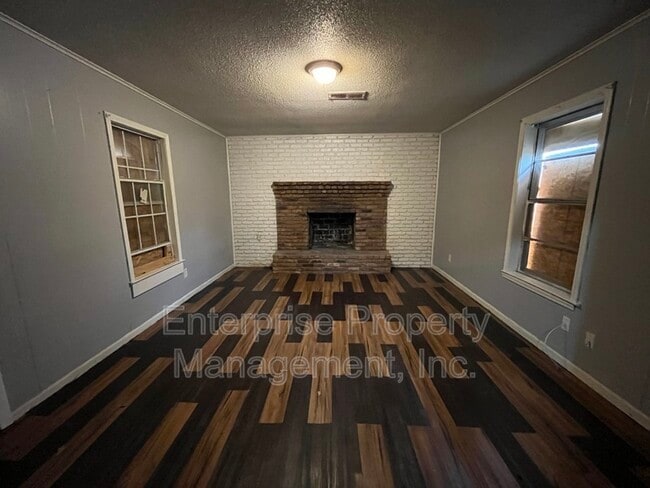 Building Photo - 1848 Woodburn Dr