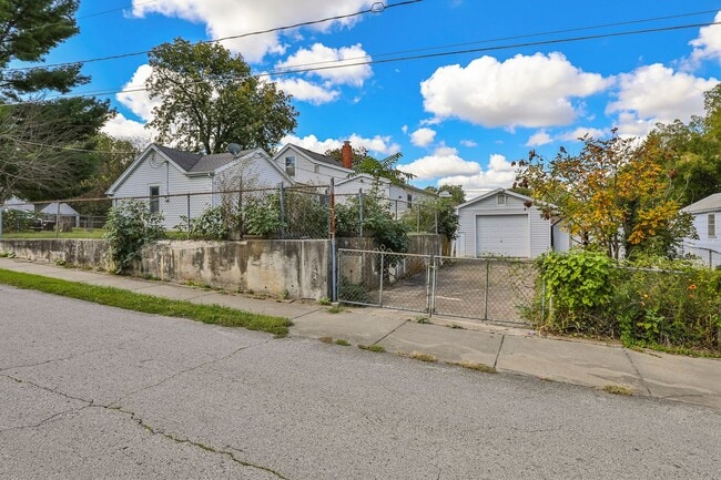 Building Photo - Adorable 4 bedroom | 2 bathroom | 2 car ga...