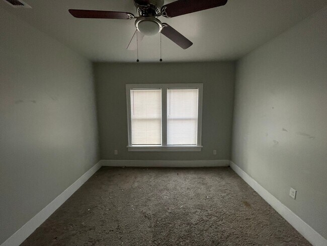 Building Photo - 5 bedroom, 2 bath