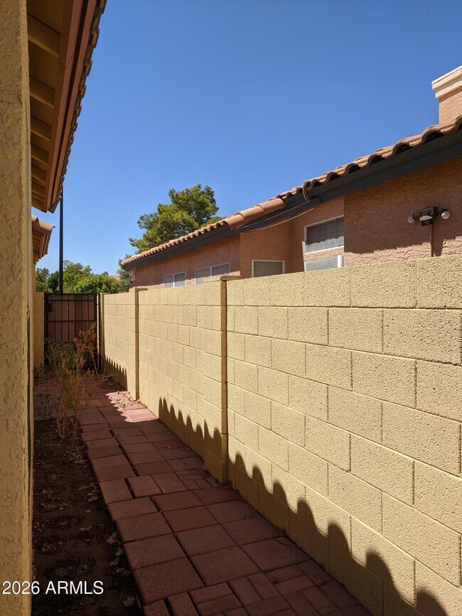 Building Photo - 1321 N Jamaica Way