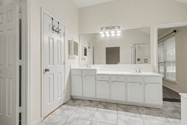 Building Photo - 1707 Briarhollow Dr
