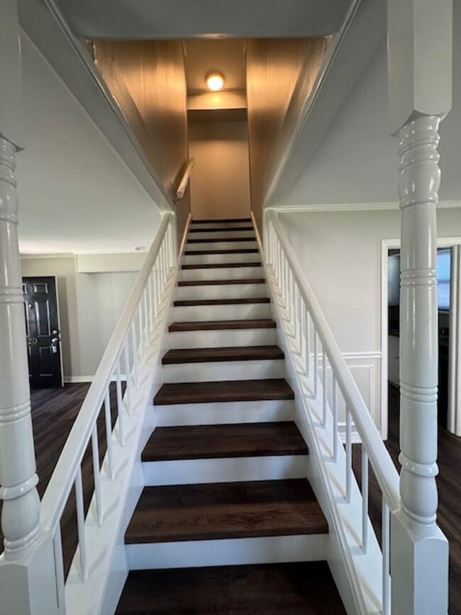 Building Photo - Downtown living at its best!  Remodeled - ...