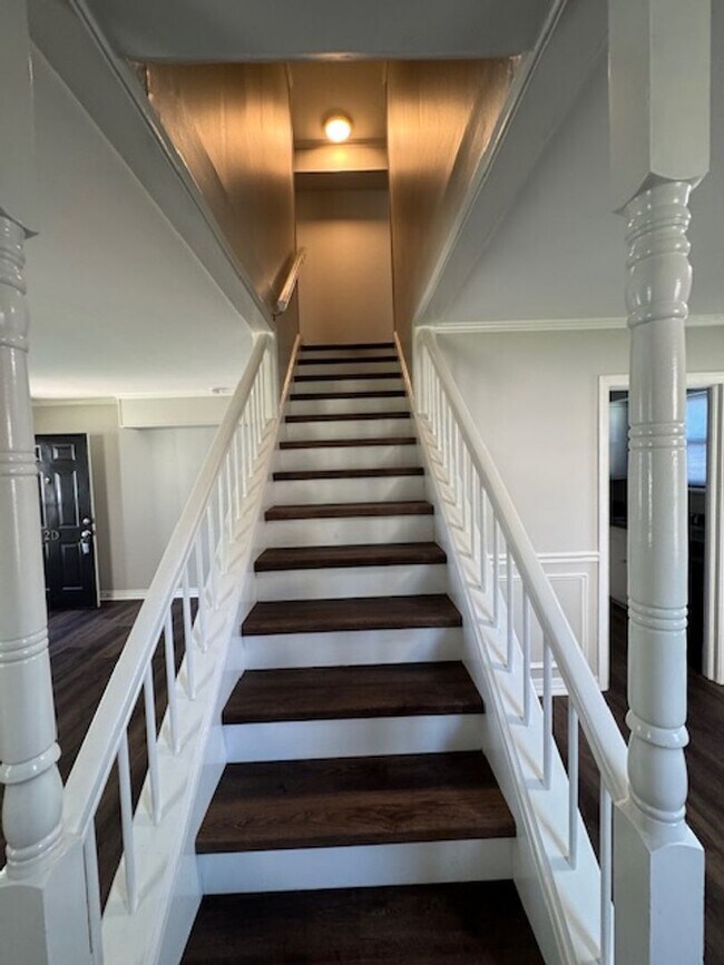 Building Photo - Downtown living at its best!  Remodeled - 2-Story End-Unit is convenient to all that Downtown Gre...