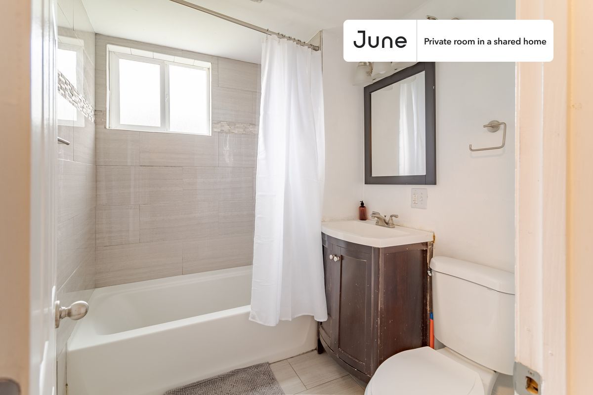 Building Photo - Room in Shared 3 bed/1.5 bath home