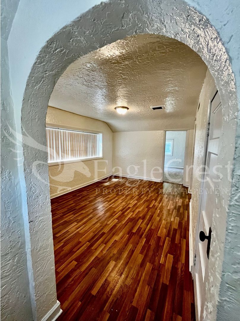 Building Photo - Comfortable 2-Bedroom Home with Fenced Yard & Washer/Dryer Hookups