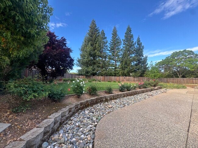 Building Photo - Stunning 3 bedroom 2.5 bathroom home in Folsom with large backyard