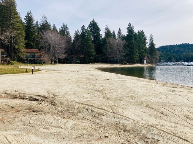 Building Photo - Enchanting Four Bedroom Two and Half Bath Condo in North Meadow Bay.