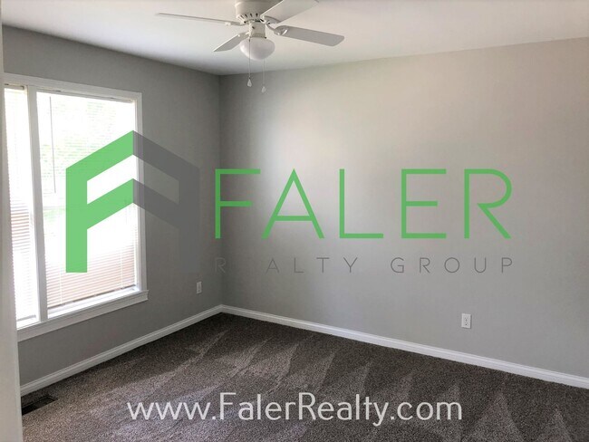 Building Photo - Show-stopping rental available - Lots of S...