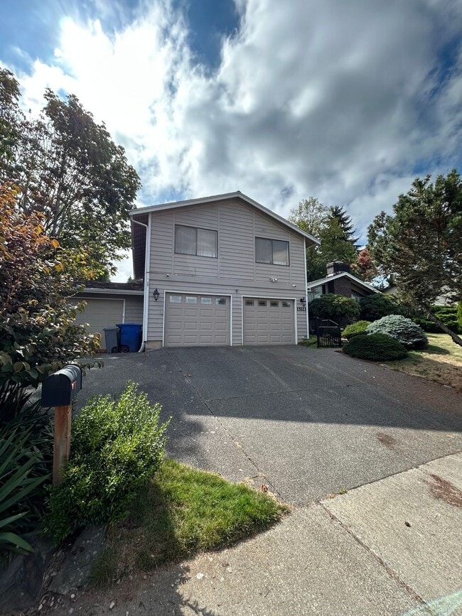Building Photo - Charming Bellevue Home With Flexible Lease...