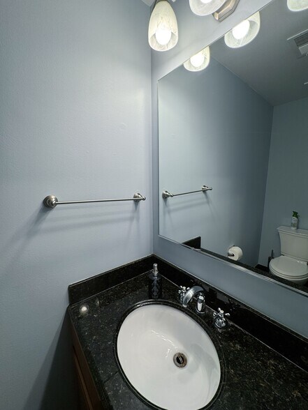 Building Photo - 108 White Oak Ct