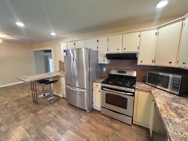 Building Photo - 5 bedroom 3 bathroom home for rent
