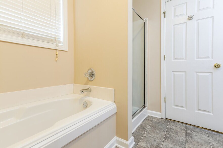 Building Photo - 2230 Gateview Ct