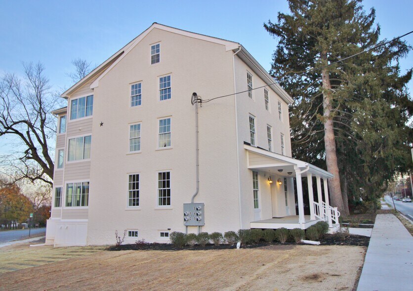 Building Photo - 32 Pine St