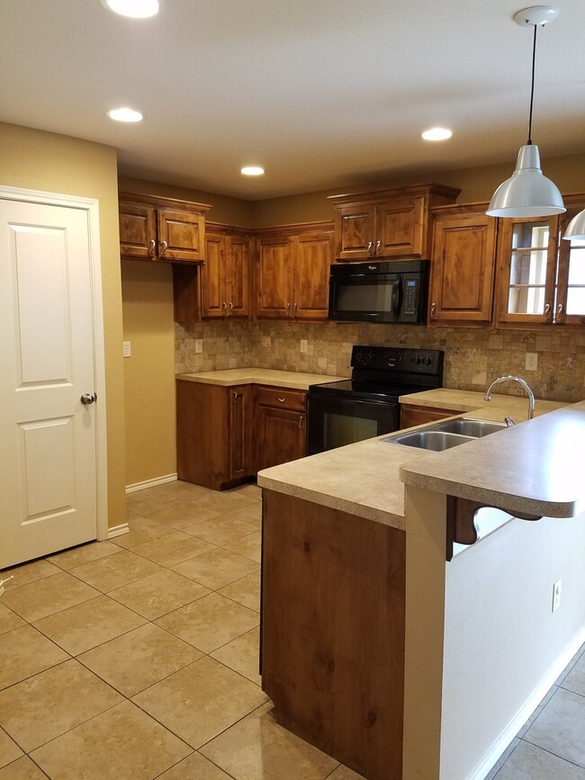 Building Photo - Lindale-Charming 2 Bedroom, 2 Bath House w/Garage!