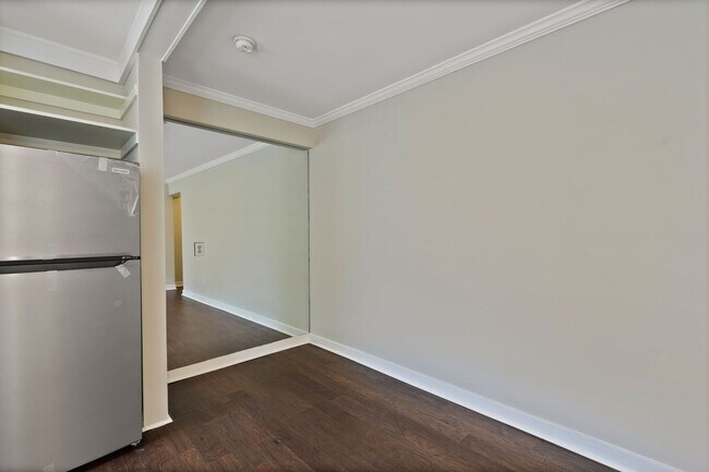 Building Photo - NEWLY RENOVATED West End/Dupont Efficiency!