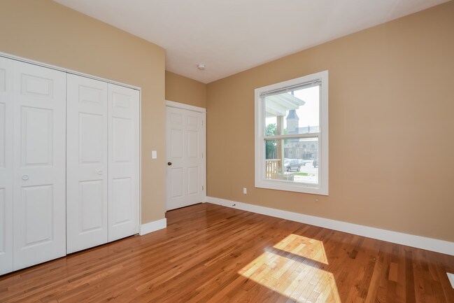 Building Photo - 422 Cadwell Ave NW