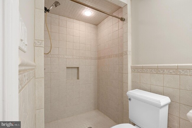 Building Photo - 5905 Lone Oak Dr