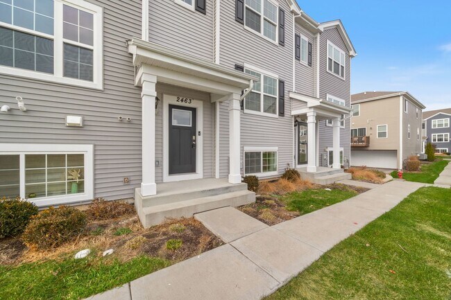 Building Photo - 2463 Bella Dr