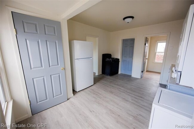 Building Photo - 8242 Maxwell Ave