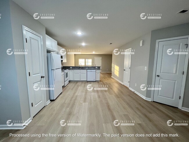 Building Photo - Spectacular   2B/2.5B Townhome