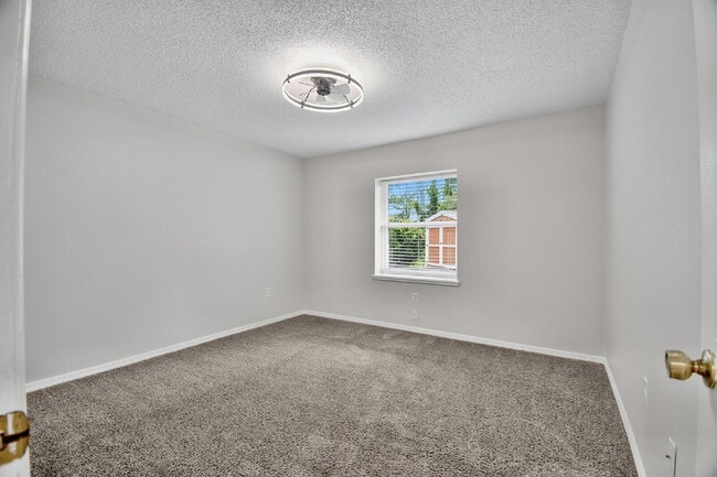 Building Photo - BEAUTIFULLY UPDATED