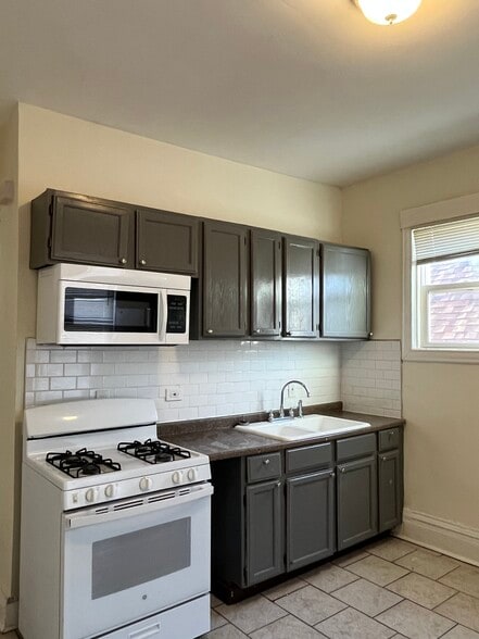 Kitchen - 6714 S Justine St
