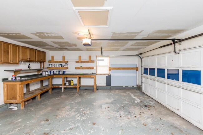 Building Photo - 229 Topaz Ln