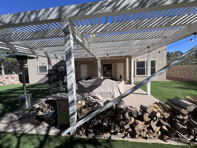 Building Photo - West El Paso Ranch Home