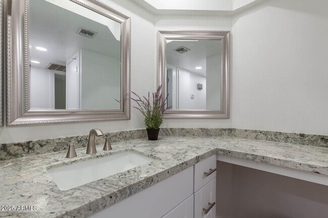 Building Photo - 7557 N Dreamy Draw Dr
