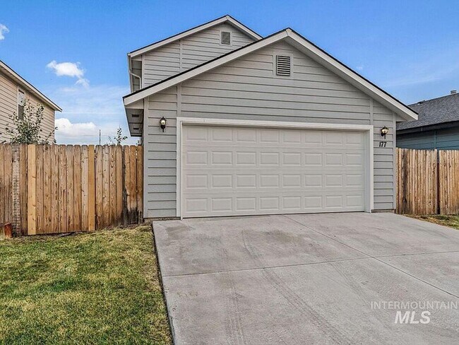 Building Photo - Immaculate/Charming Home in NW Meridian