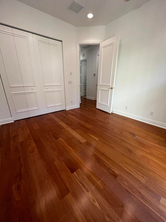 Building Photo - 355 NE 69th Cir