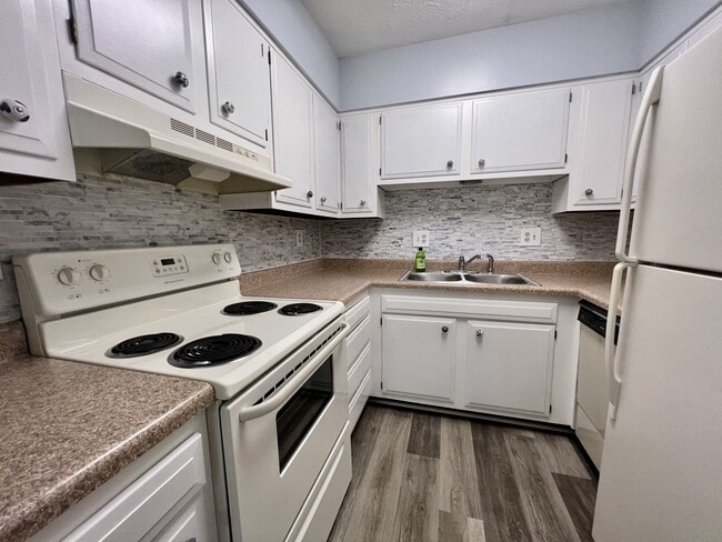 Building Photo - 427 6th Ave W