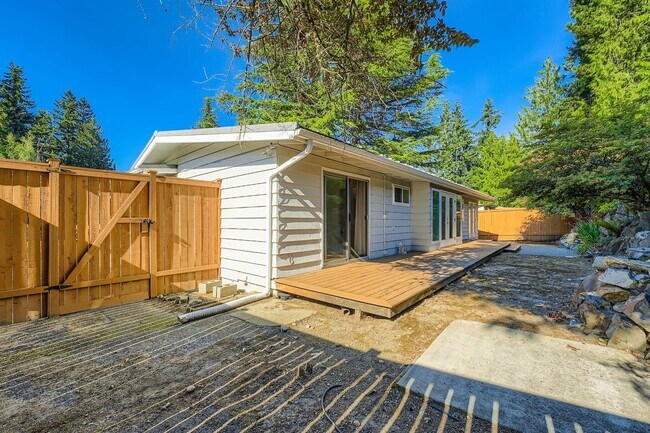 Building Photo - Beautiful Modern House Near Lake Hills and...