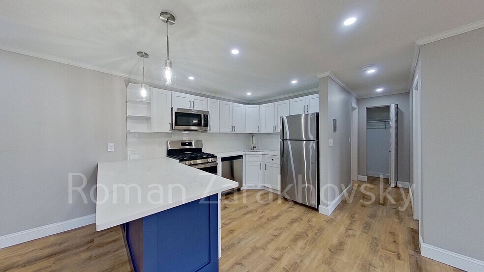 Building Photo - 979 Fellsway Rd