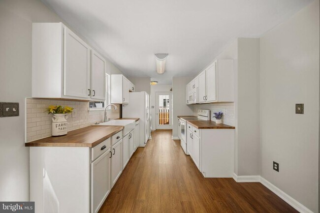 Building Photo - 5718 Lucas St