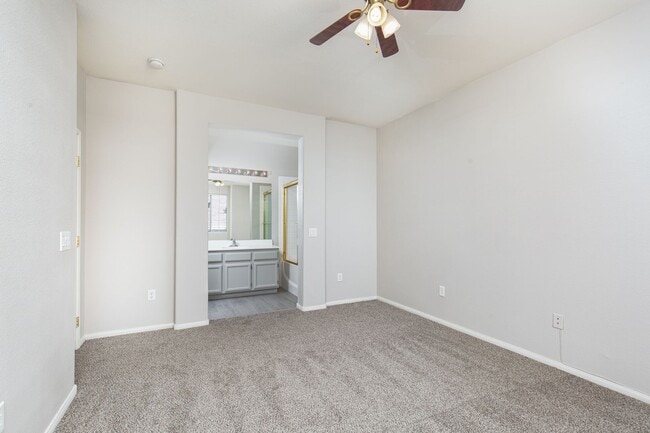 Building Photo - NW townhome with 2 car garage in gated community.