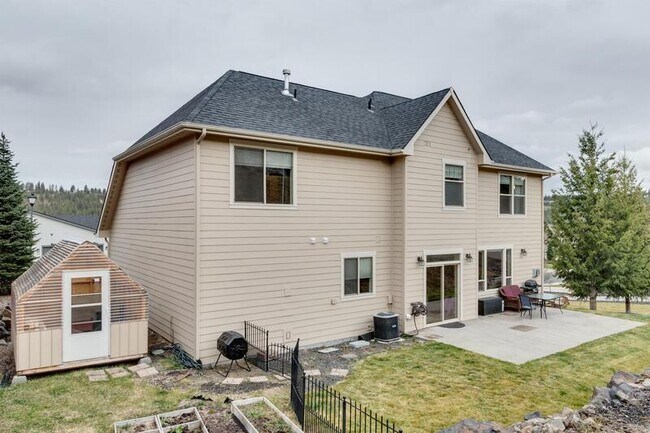 Building Photo - 815 W Willapa Ave