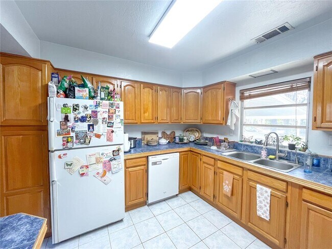 Building Photo - 4018 NW 10th Ave